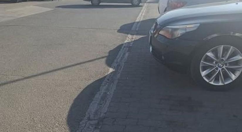 Egy kocsi önálló életre kelt a Penny parkolójában