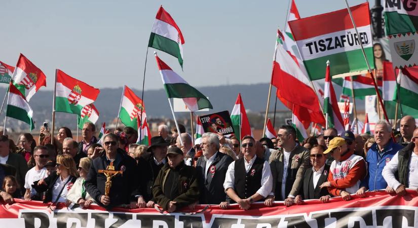 Könnyfakasztó videó: zúg a Nélküled a Békemeneten