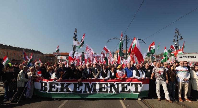 „Hajrá Fidesz” – skandálják a Békemenet résztvevői, Kis Grófo, Fásy Ádám és Szabó Zsófi vezetésével vonulnak a Kosstuh térre