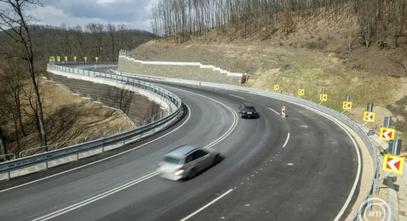 Átadták a 25-ös főút felújított szakaszát