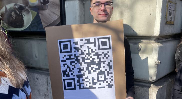 QR-kóddal tüntet egy tiszás