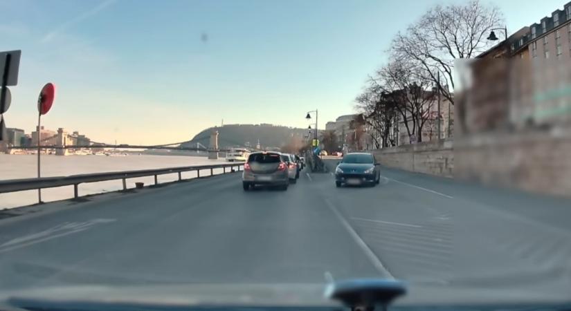 Hatalmasat ugrott egy autó a rakparton – videó