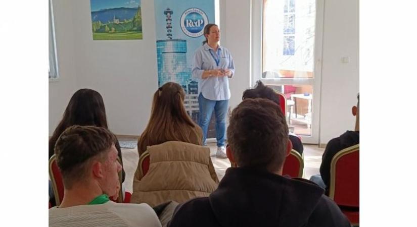 Tabuk nélkül a legkeményebb témákról, egyenruhások tartottak interaktív órát egy debreceni gyermekotthonban