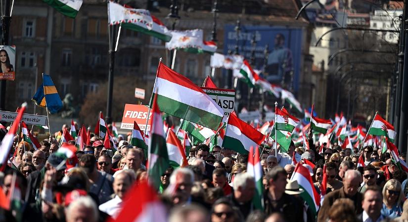 Békemenetelő: Fej-fej mellett a két párt tábora – közben Győzike olyat élt át, mint még soha