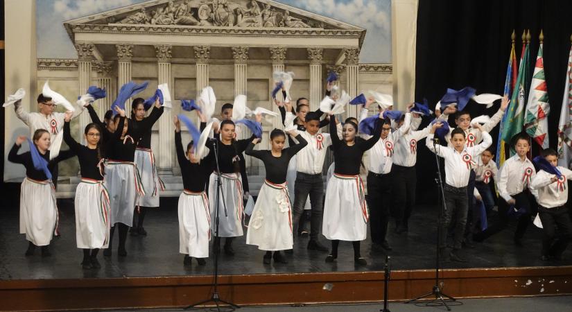 Állva tapsolták a jövő letéteményeseit Püspökladányban