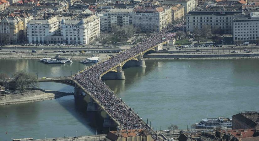 Páratlan légifelvételeket készített a HVG fotósa a Békemenetről