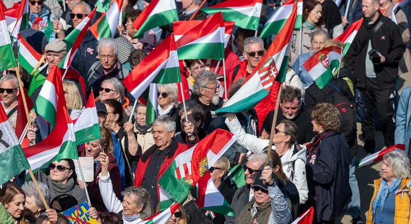 Pillanatképek a Békemenetről: így vonultak az emberek - Fotók