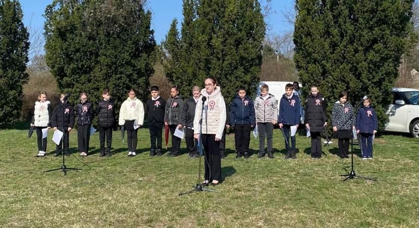 Dunaújvárosban is fejet hajtottak az 1848–49-es forradalom és szabadságharc bátor hősei előtt (galériával, videóval)