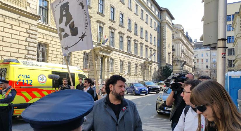 Puzsér Róbert ellentüntetést tart, kemény beszólásokat kap a Békemenet résztvevőitől