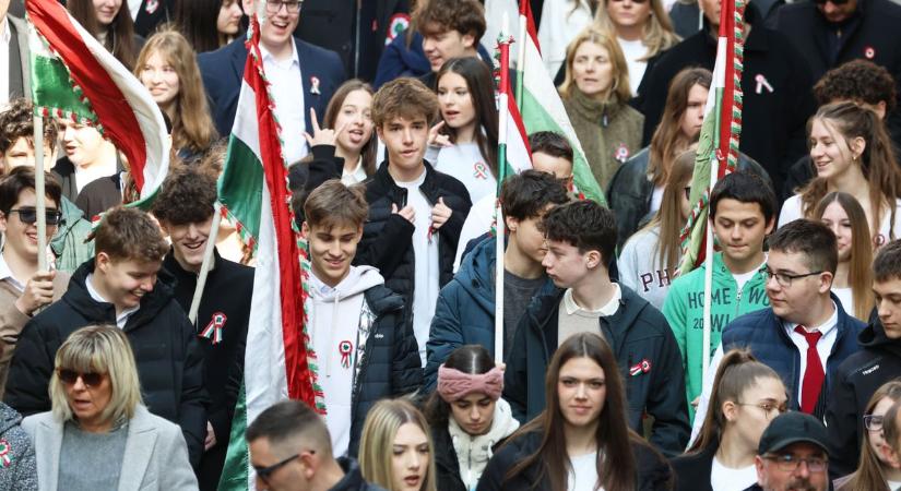 Forradalmi hangulat a Kossuth téren – fotók