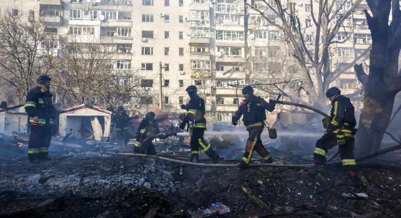 Újabb bombatámadás érte Zaporizzsját, egy férfi életét vesztette, többek a romok alatt rekedtek