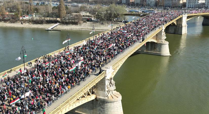 A Jászkunság a Békemenet élén, óriási a tömeg