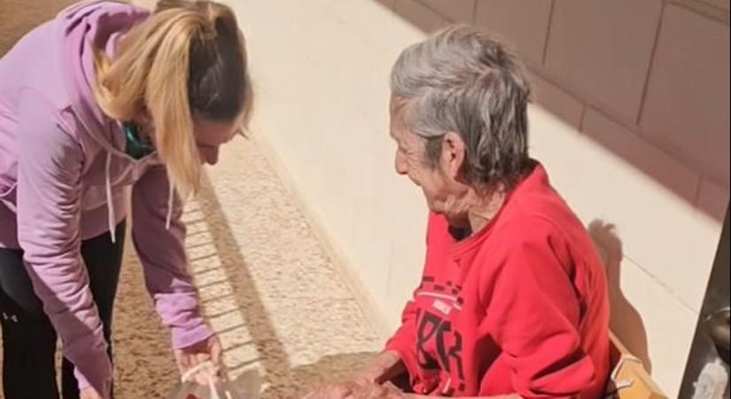 „Nem tudja, hogy mennyi ideje van hátra” – ezúttal így segít az extrém takarító a 80 éves nyugdíjasnak