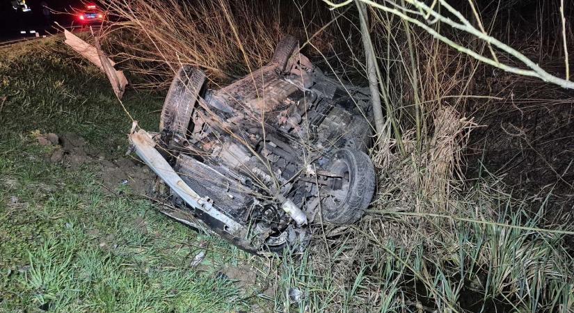 A rendőrök is meglepődtek a válaszán: totál részegen tette tetőre autóját a 7-es főúton