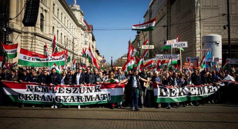 Megérkezett a Békemenet a Kossuth téri díszünnepségre – ÉLŐ videó!