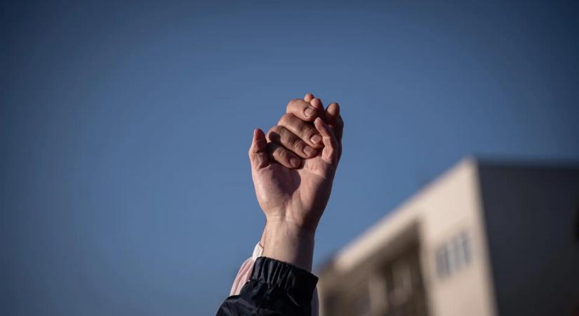 Gyülekeznek az emberek a Tisza Párt rendezvényén is, a Nemzeti Meneten