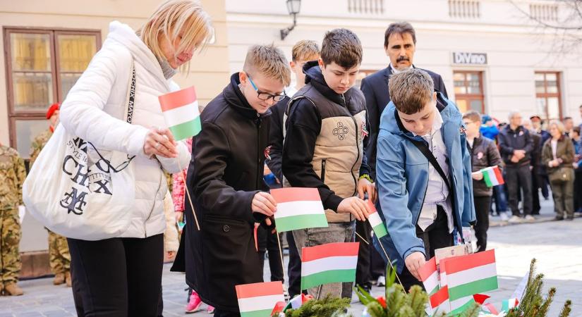 Hőseinkre emlékezünk - Koszorúzás és ünnepi programok a Széchenyi téren Győrben - fotók, videó
