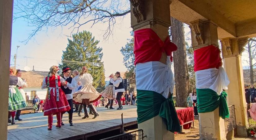 A Nemzeti dal nyomdászának házánál ünnepelt Pilismarót március 15-én fotók, videó