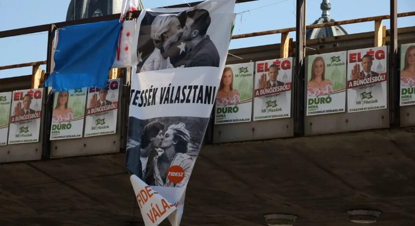 Az ablakokból erősítik a Békemenet az emberek - fotókon mutatjuk a legerősebb üzeneteket