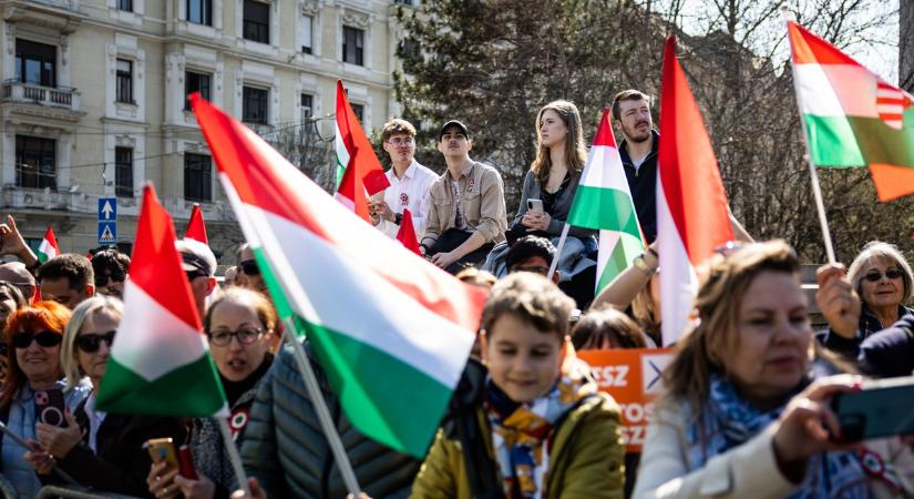 „A cél: gyerekeink és unokáink békében nőjenek fel!” - Édesanyák és nagymamák állnak ki a béke mellett a Békemeneten