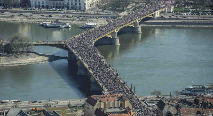 Orbán Viktor lopott HVG-fotóval népszerűsíti a Békementet