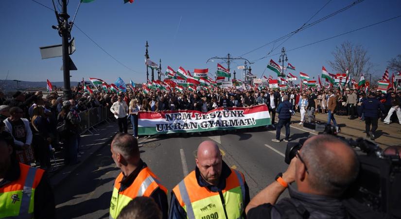 Erőszakosan lökdösték ki a szervezők a HVG tudósítóit a Békemenetről