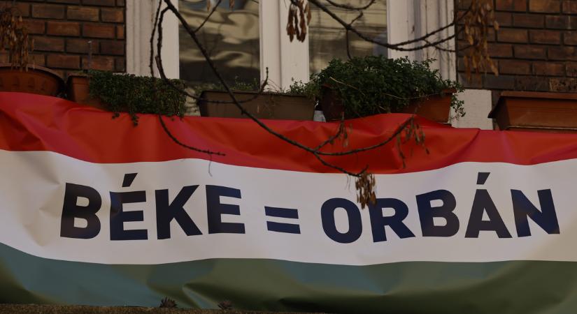 Az ablakokból erősítik a Békemenet az emberek - fotókon a legerősebb üzenetek