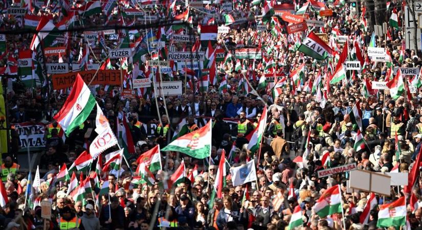 Megérkezett a Békemenet a Kossuth térre