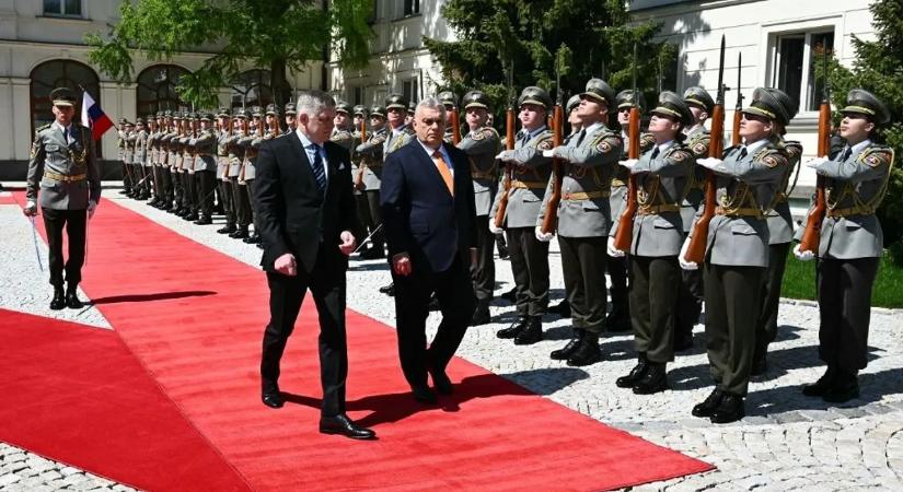 Fico kiállt Orbán Viktor mellett