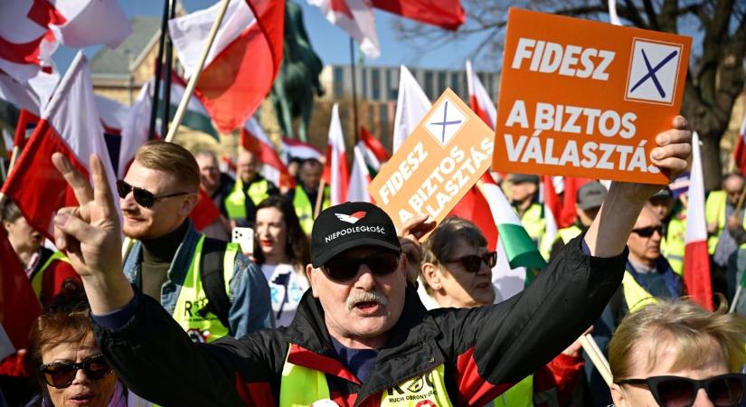 Hömpölyög a tömeg Budapesten, a vármegye politikusai is sorra jelentkeznek be a Békemenetről