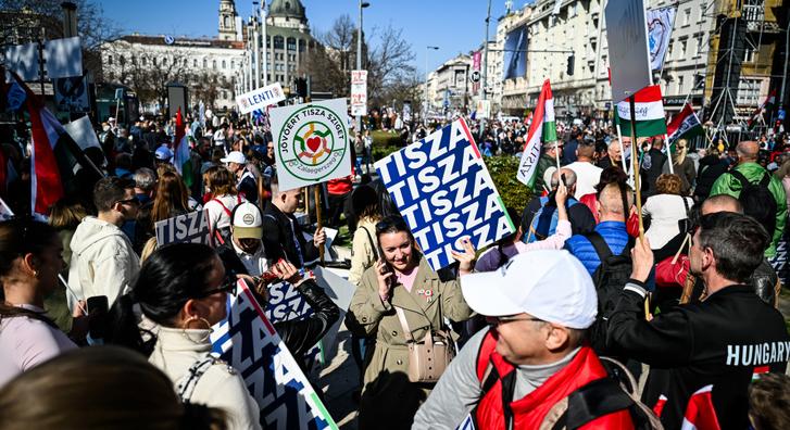 A Deák tér megtelt a Tisza szimpatizánsaival