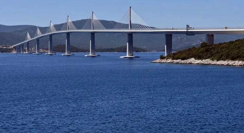 Nagy bajba kerülhet a horvát turizmus: repedezik a nemrég átadott csodahíd