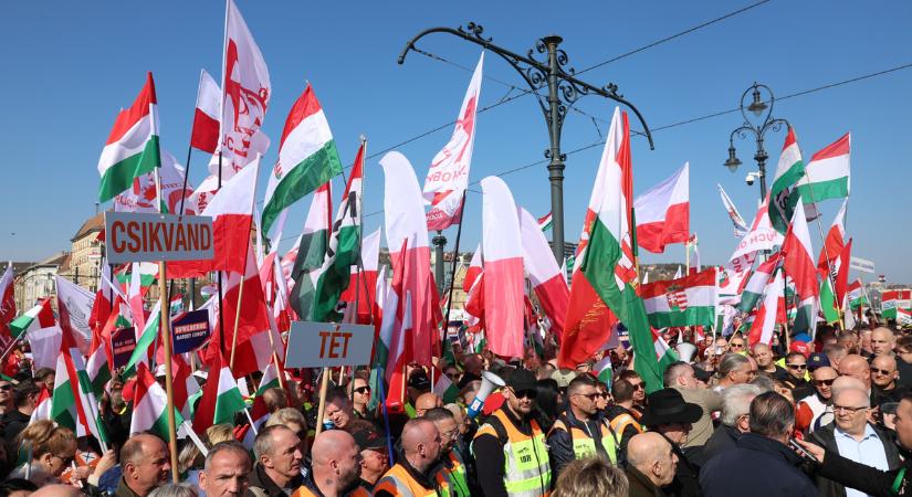 „A hazánkért, a békéért és a jólétért itt kell, hogy legyek” – rengetegen gyűltek össze a Békemenetre