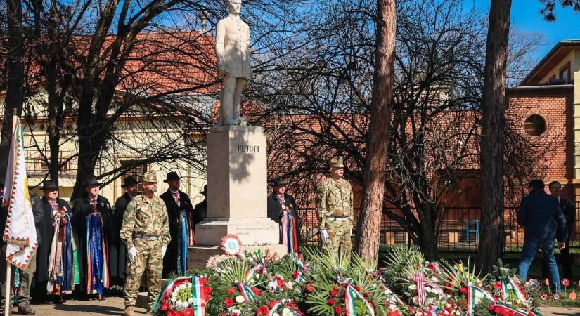 Zászlók, kokárdák és közös emlékezés – így ünnepelte Eger a forradalom hőseit