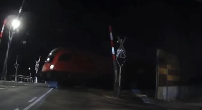 Felnyitott sorompónál haladt át a vonat a Budapest–Belgrád-vonalon, de a MÁV szerint ez megfelel az előírásoknak