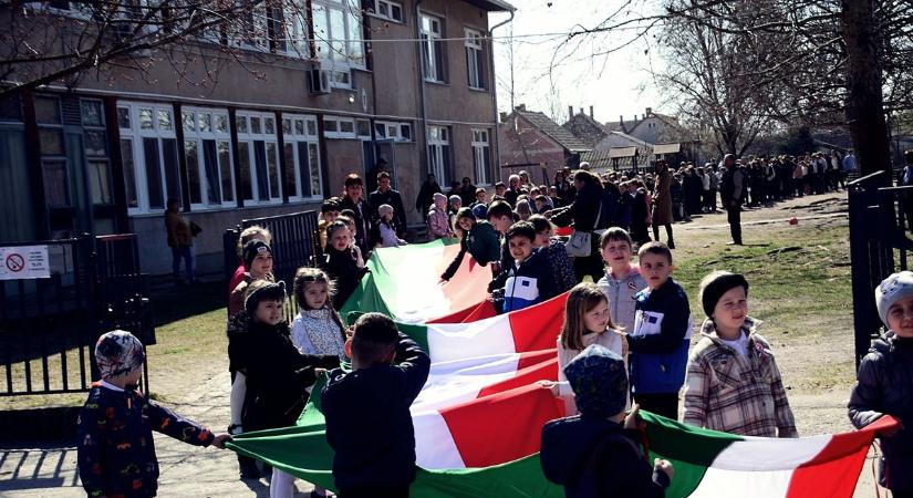 Gyerekek emelték magasba a százméteres nemzeti zászlót Domaszéken