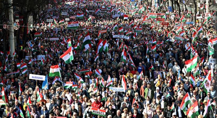 Hömpölyög a tömeg Budapesten, a Jászkunságból is rengetegen érkeztek a Békemenetre