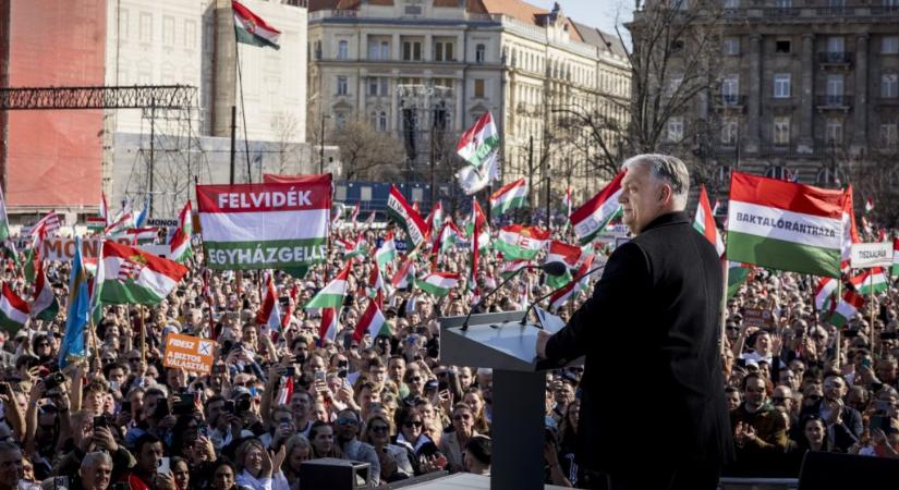 A kokárdát és a Nagy-Magyarország kitűzőt veszik a legjobban a Mi Hazánknál