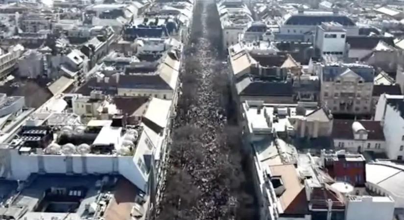 Elindult a Nemzeti Menet: dróntilalom ellenére is mutatja a hatalmas tömeget a Tisza Párt