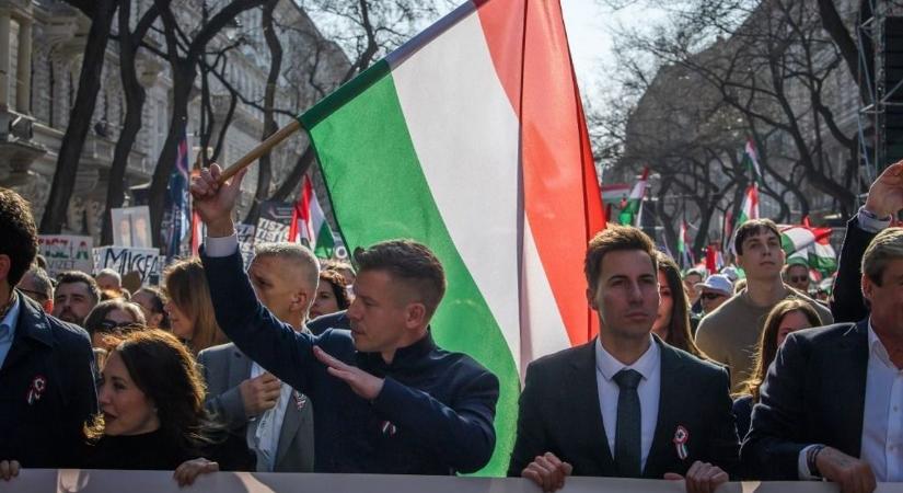 Csúnyán lebuktak Magyar Péterék: így buszoztatják a tiszásokat a nemzeti ünnepen