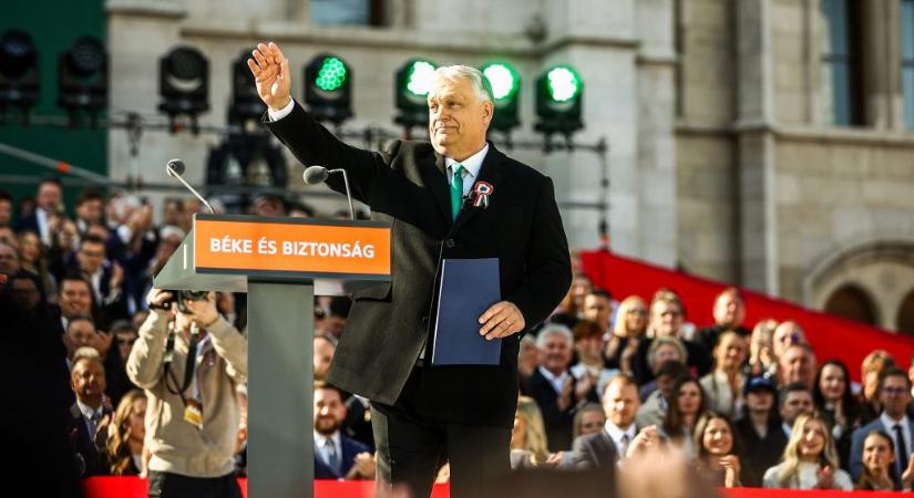 Zászlók a magasban, szól a Himnusz a Mi Hazánk megemlékezésén