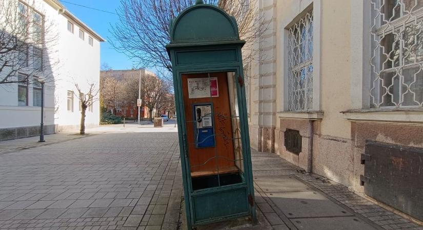 Ferde telefonfülke Makón: lebontanák, de az olvasóinknak egész más terveik vannak