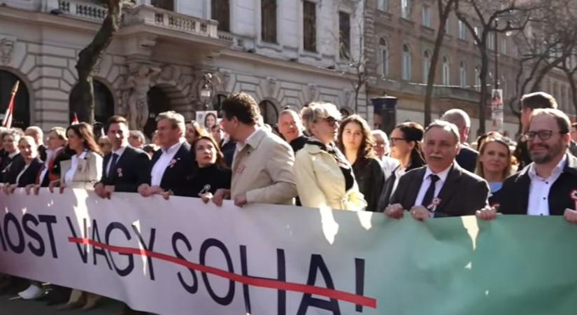 „Árad a Tisza” – skandálja az óriási tömeg Budapest belvárosában, Nagy Ervin, Borbély Alexandra és Rost Andrea az első sorban vonul Magyar Péterrel