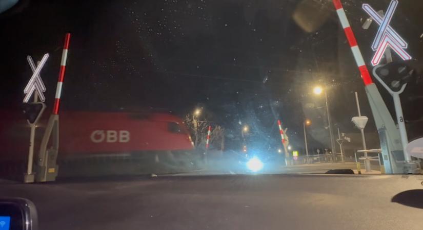 Nyitott sorompónál ment át egy vonat a Budapest–Belgrád-vonalon