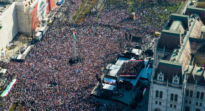 Hatalmas a tömeg, rengeteg sztár jelent meg a Békemeneten és az ünnepi rendezvényen
