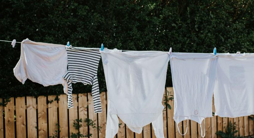Ez a legjobb hőmérséklet a fehér ruhák mosásához – így maradhatnak ragyogóak
