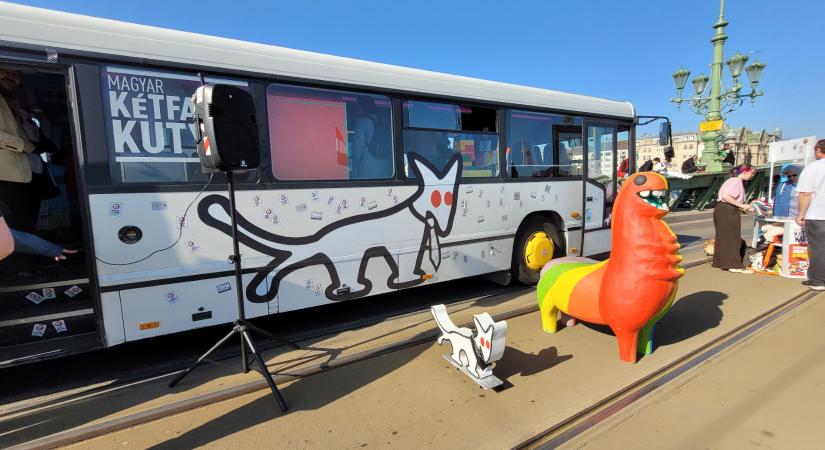 Trabant és kampánybusz a Kutya Párt rendezvényén