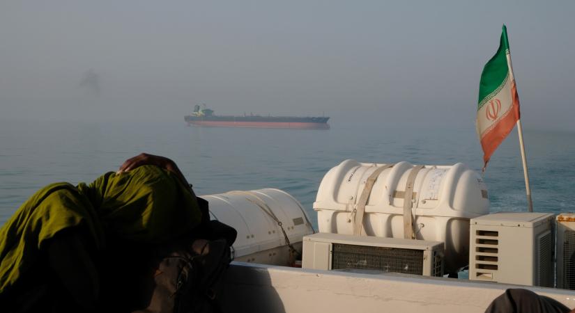 Egyetlen olajszállító hajón a világ szeme: a földkerekség egyik legfontosabb kikötőjéből indult újra a forgalom