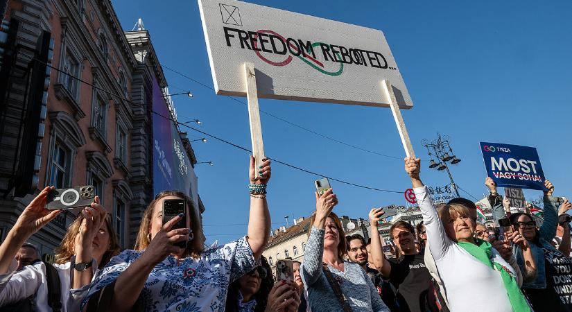 Megállt a menet egy pillanatra: Magyar Péter női párttársai koszorújában vonult a Hősök terére