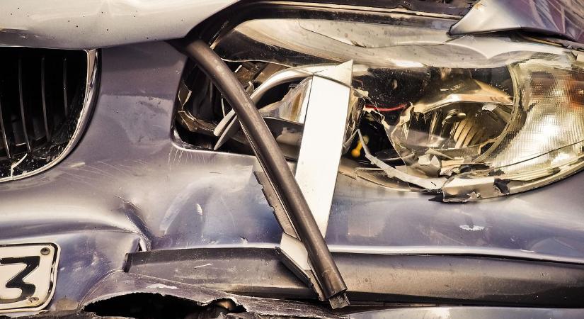 Felborult egy autó a 3-as főúton